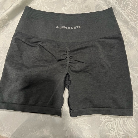 Alphalete Amplify Short 4.5 - Color smoke - Picture 3 of 3